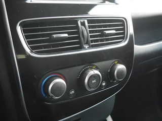 Renault Clio Estate 0.9 TCe Limited 90pk | Navigatie | Trekhaak | Airco | Cruise Control | Parkeerhulp achter | Extra getint glas | Lichtmetalen velgen / 31