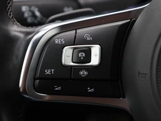 Volkswagen T-Roc 1.5 TSi 150 Pk Automaat Sport Business R-Line | Black Style | Camera | Stoelverwarming | Adaptive Cruise | Navigatie | CarPlay | Climatronic | 18 Inch | 89.335 Km !! / 22