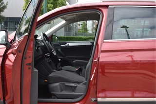 Volkswagen Tiguan 1.4 TSI ACT 150 pk Connected Series  NL-Auto | DAB | Elekt.trekhaak | Carplay | Cruise Control | Climate Control | NAP / 39