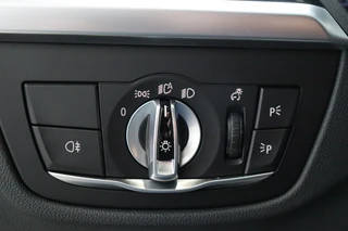 BMW iX3 High Executive 80 kWh Automaat  / Driving Assistant Professional / SOH 97% / Live Cockpit Professional / Trekhaak / Panoramadak / Adaptief Onderstel / Leder / Harman Kardon / Shadow Line / Head-Up Display / Adaptieve LED-koplampen / DAB / 20 Inch / 36