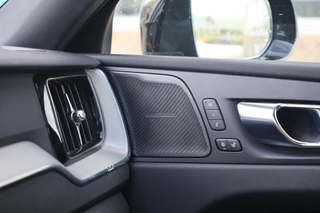 Volvo XC60 T6 Recharge AWD R-Design | Stoelverwarming & Koeling | 360° Camera | Panoramadak | Long Range | H/K | Keyless / 43