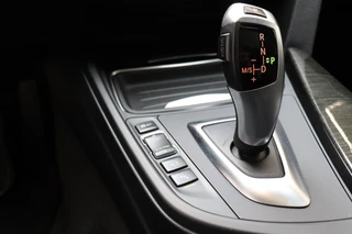 BMW 3 Serie Gran Turismo 335i xDrive High Executive M Sport Pakket Automaat  / Navigatiesysteem Professional / Panoramadak / Trekhaak / Leder / Innovatiepakket / 18 Inch / Shadow Line / Active Cruise Control met Stop en Go-functie / Stoelverwarming / Climate Control / Xenon / Extra Getint Glas / 20