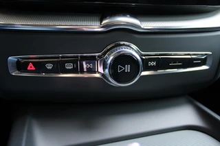 Volvo XC60 2.0 T6 Plug-in hybrid AWD Plus Black Edition  | Panoramadak | H/K | Camera | Leder / 13