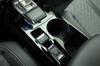 Peugeot e-2008 EV Allure Avantage 54 kWh | Navigatie | Achteruitrijcamera | Adapt. Cruise control | Parkeersensor | Apple Carplay/Android Auto | Lichtmetalen velgen / 29
