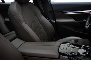 BMW 5-serie Touring 550e xDrive | INNOVATION / M SPORT PRO- PACK | PANORAMADAK | HEAD UP | STUURVERWARMING | 360 CAMERA | 20" / 16