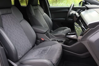 Audi Q4 e-tron 50 quattro S Edition 77 kWh Optiek Zwart S-Line/Pano/Leder/Matrix LED/Elek. stoelen+mem/Head-up/Camera/Keyless/20" / 12