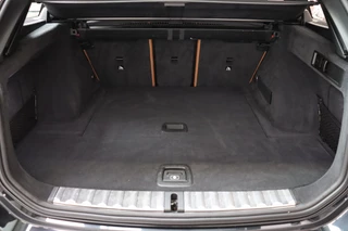 BMW 3 Serie Touring 320i High Executive M Sport Pakket Automaat  / Live Cockpit Professional / Leder / Achteruitrijcamera / DAB / Stoelverwarming / Hifi / Ambiance Verlichting / 18 Inch / LED / Chrome Line / Parkeersensoren voor+achter / Climate Control / 36