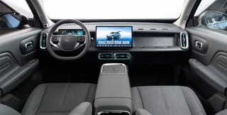 Leapmotor B10 Design Hybrid EV 18.8 kWh | Nu beschikbaar | Wltp 900km gecombineerd | Elektrisch 82km Wltp | Luxe uitvoering | Camera rondom | Stoel en stuurverwarming | Draadloze telefoonoplader | Keyless entry en start / 7