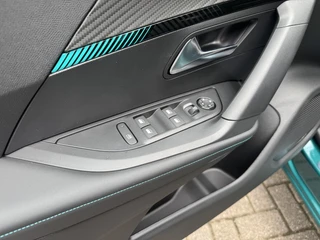 Peugeot e-2008 Envy EV 54kwh 156pk | Apple Carplay/Android Auto | Adaptieve Cruise Control | Lichtmetalen velgen 17 inch | Draadloos laden / 16