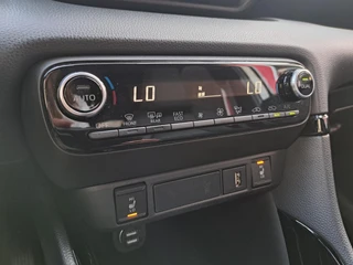 Toyota Yaris 1.5 Hybrid Executive DODEHOEK PARELMOER SPORTSTOELEN STOELVERWARMING PDC LED / 20