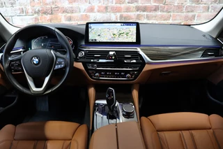 BMW 5 Serie Touring 520i High Executive Luxury Line Automaat  / Live Cockpit Professional / Laser Light / Cruise Control / Achteruitrijcamera / Stoelverwarming / Climate Control / Comfort Stoelen / Parking Assistant / 18 Inch / 17