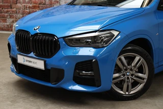 BMW X1 sDrive18i High Executive M Sport Pakket Automaat  / Navigatiesysteem Professional / Panoramadak / 18 Inch / LED / Stoelverwarming / Achteruitrijcamera / Extra Getint Glas / Harman Kardon / Shadow Line / Parkeersensoren voor+achter / 2
