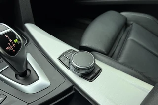 BMW 3-serie Gran Turismo 320i High Executive Edition | Lederen bekleding | M Sport pakket | Trekhaak | Stoelverwarming | Keyless | Navigatie | Weinig kilometers | Climate control / 37