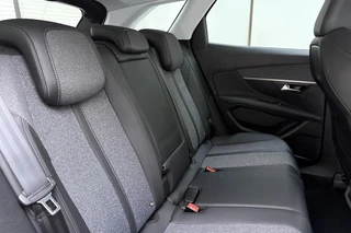 Peugeot 3008 1.2T Allure | 130PK | Elektrische Achterklep | Afneembare trekhaak | Keyless Entry & Start | 19'' Lichtmetalen velgen | Navigatie | DAB + | Camera Achter | 1e eigenaar! / 15