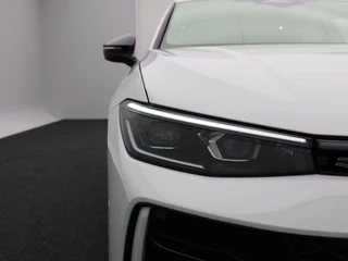 Volkswagen Passat Variant 1.5 eHybrid 272 Pk R-Line | Black Style | Stoel/Stuurverwarming | Panoramadak | 360 Camera | Head Up | Memory | Trekhaak | 19 Inch | 155 Km !! / 12