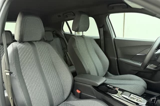 Peugeot e-2008 EV Allure Avantage 54 kWh | Navigatie | Achteruitrijcamera | Adapt. Cruise control | Parkeersensor | Apple Carplay/Android Auto | Lichtmetalen velgen / 14