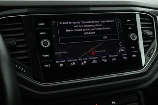 Volkswagen T-Roc 1.5 TSI 150pk DSG Sport Trekhaak Stoelverwarming Camera Keyless Navigatie / 24