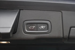 Volvo XC60 T6 Recharge AWD Plus Dark | Stoelverwarming | Trekhaak |  Parkeercamera | Panoramadak  | Longe Range | Pilot Assist | BLIS | Leder | Glossy Black | Keyless / 18
