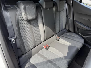 Peugeot 2008 Allure 1.2 PureTech 100PK Navigatie, Parkeersensoren, Keyless, Apple Carplay, Android Auto / 12