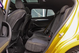 BMW X2 sDrive18i High Executive M-sport | 2e eigenaar | Driving Assistant | Panoramadak | 19 inch | Keyless entry | Head-up | Shadow line | HiFi audio | Stoelverwarming | Alcantara / 18
