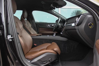 Volvo V60 2.0 B4 Inscription | NL auto | 2e eigenaar | BTW auto | Stuurverwarming | Leer | Cruise control | DAB | Camera | LED | Navigatie | Bluetooth | PDC / 15