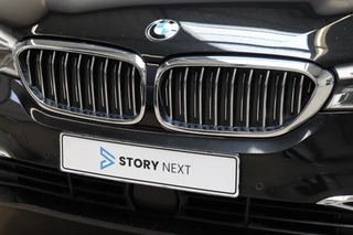 BMW 5 Series Touring 530i High Executive Luxury Line Automaat  / Navigatiesysteem Professional / Panoramadak / Trekhaak / Comfortstoelen / Driving Assistant Plus / Adaptieve LED-koplampen / Hifi / Stuurwielrand Verwarmd / Achteruitrijcamera / Head-Up Display / Stoelverwarming / 8