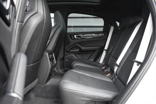 Porsche Cayenne Coupé 3.0 E-Hybrid Platinum Edition *Krijt* | Sportuitlaat | Panorama | ACC | Trekhaak | Ventilatie | Achterasbesturing | Bose | Head-Up | 22'' Wielen | / 30