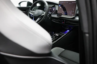 Volkswagen Golf 1.5 eHybrid GTE | LEDER | PANORAMADAK | HEAD UP | STOELVENTILATIE | STUURVERWARMING | TREKHAAK | 18" / 17