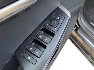 Kia EV6 GT-Line Business Edition 84 kWh | Rijdende Demo ! | Draadloos Apple Carplay / Android Auto | Navigatiesysteem | Elektrisch Verstelbare voorstoelen | Licht + Regensensor | Stoelverwarming+ Stoelkoeling  | Stuurverwarming | Elektrisch Bedienbare Achterklep | 19"Lichtmetalen Velgen | Lederen Bekleding. / 12
