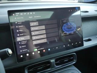 Leapmotor B05 ProMax Design 67.1 kWh | Panoramadak | Elektrisch verstelbare stoelen | Stuurwiel verwarming | Apple carplay/Android auto | Sfeerverlichting | Regensensor | Privacyglas | 19 inch lichtmetalen velgen / 27