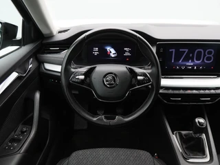 Skoda Octavia Combi 1.5 TSi 150 Pk First Edition | Stoelverwarming | Camera | Cruise Control | Navigatie | CarPlay | Matrix LED | 17 Inch | 60.639 Km !! / 32
