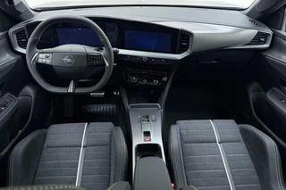 Opel Mokka Electric GSE 54 kWh | GSE | Stoel/stuurverwarming | Achteruitrijcamera | Unieke uitvoering | 20" Lichtmetalen velgen | Adapt. Cruise control | Alcantara sportstoelen / 18