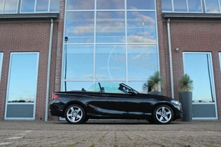 BMW 2-serie Cabrio 220i Sport | Origineel NL | Cruise control | Stoelverwarming | Xenon | Sportstoelen | HiFi audio | Navigatie Professional | Sportstuur | Chrome Line | Keyless entry / 5