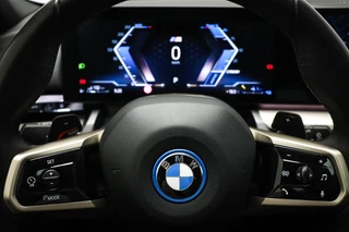 BMW 5-serie Touring 550e xDrive | INNOVATION / M SPORT PRO- PACK | PANORAMADAK | HEAD UP | STUURVERWARMING | 360 CAMERA | 20" / 38