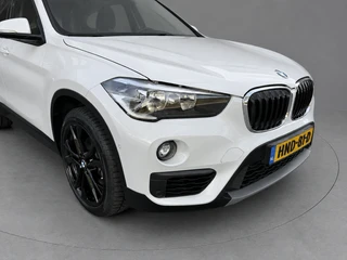 BMW X1 SDrive18i Executive achteruitrijcamera, extra getint glas, electr bedienbare achterklep, parelmoer wit / 23