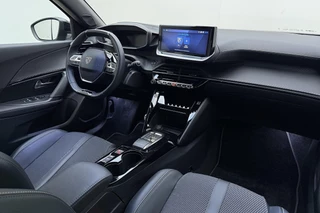 Peugeot e-2008 EV GT 54 kWh | Achteruitrijcamera | Dakrails | Cruise control | Climate control | Navigatie | Stof/lederen bekleding | 16" lichtmetalen velgen | Apple/Android carplay | 400km WLTP | 100% Elektrisch / 16