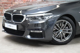 BMW 5 Series Touring 520i High Executive M Sport Pakket Automaat  / Navigatiesysteem Professional / Adaptieve LED-koplamp / Hifi / Climate Control / Parkeersensoren / Sfeerverlichting / Chrome Line / Sportstoelen / Cruise Control / Stoelverwarming / 2