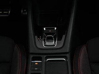 Skoda Octavia Combi 1.4 TSI RS iV PHEV Business 245 PK Panoramadak Matrix LED Camera Sfeerverlichting Stoelverwarming 19" / 36