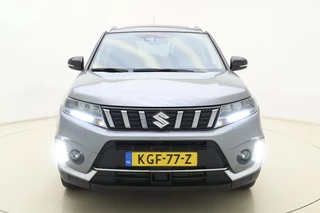 Suzuki Vitara 1.4 Boosterjet Style Smart Hybrid 129pk | Panoramadak | Trekhaak | Climate Control | Cruise Control Adaptief | Camera | Stoelverwarming | Navigatie | Parkeersensoren / 7