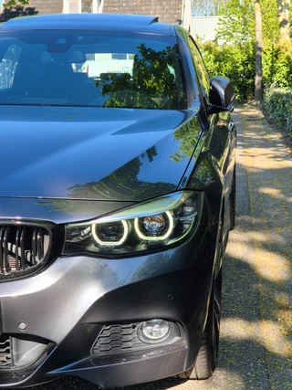 BMW 3-serie Gran Turismo GT M Sport OPTIES Panorama CarPlay Adaptieve Cruise Elek. Trekhaak Camera 2e Eigenaar 320i High Executive / 11