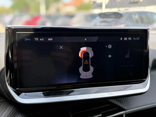 Peugeot 2008 1.2T 100pk Allure | DEMO | Facelift model | Parkeersensoren voor + achter | Apple Carplay/Android Auto | Climate Control | Lichtmetalen velgen / 15
