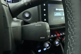 Dacia Duster 1.3 TCe 150 Journey Automaat | Navigatie | Camera | Keyless | Dakrails | Weinig kilometers | Hoge instap | Lichtmetalen velgen / 28