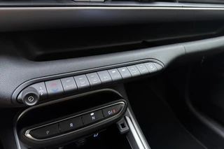 Jeep Avenger Summit 54 kWh | Navigatie | DEMO | 8 jaar speciale garantie | Electrische achterklep | Camera | Stoel- en stuurverwarming | Climate control / 29