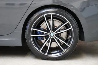 BMW 3 Serie Sedan 330i Executive M Sport Pakket Automaat  / Live Cockpit Professional / Schuif-/kanteldak / Sportstoelen / Achteruitrijcamera / Active Cruise Control met Stop en Go-functie / 19 Inch / Hifi / M Sportremsysteem / Leder / Shadow Line / Neerklapbare Achterbank / Extra Getint Glas / 10