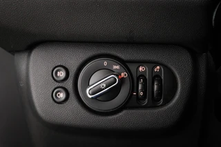 MINI Clubman 1.5 Cooper Business Edition | HALF LEDER | STOELVERWARMING | APPLE | DRAADLOZE LADER | TREKHAAK | 18" / 31