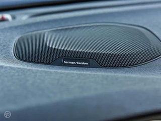 Volvo V40 2.0 D3 150 PK Business Sport R-Design Panoramadak Harman Kardon LED Standkachel Trekhaak Stoelverwarming 18" / 35