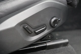 Volvo XC60 T6 Recharge AWD Plus Dark | Longe Range | Stoelverwarming | Parkeercamera | Panoramadak | Pilot Assist  | Leder | Keyless / 43
