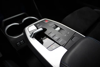 BMW iX1 xDrive30 67 kWh // 99,2% SoH | M-Sport | Panoramadak | Harman Kardon | HUD | 360 CAM | Massage| Elek. + Memory | Sfeerverlichting / 38