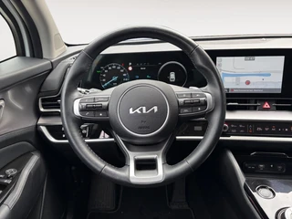 Kia Sportage 1.6 T-GDi Plug-in Hybrid AWD DynamicLine Luxury | Apple Carplay / Android Auto | Navigatiesysteem | Stoel + Stuurverwarming | Elektrisch Verstelbare Bestuurdersstoel | Licht + Regensensor | Parkeersensoren Voor + Achter | Camera Achter | Cruise Control Adaptief | Rijstrooksensor + Correctie | 19"Lichtmetalen Velgen / 14