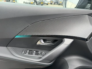 Peugeot e-2008 Envy EV 54kwh 156pk | Apple Carplay/Android Auto | Adaptieve Cruise Control | Lichtmetalen velgen 17 inch | Draadloos laden / 15